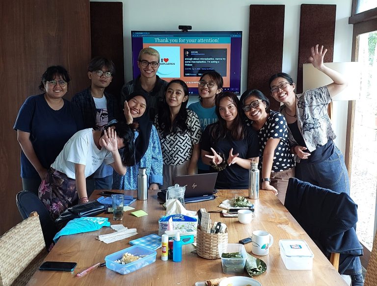Para relawan berfoto bersama seusai English Discussion