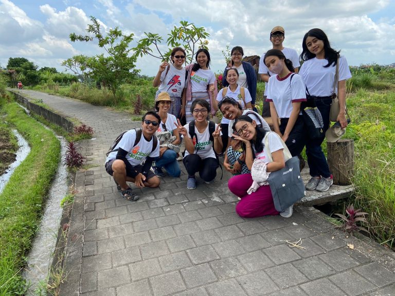 Para relawan berfoto bersama ketika outing di Subak Sembung