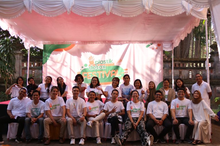 Para relawan berfoto bersama di Festival PlastikDetox 2023