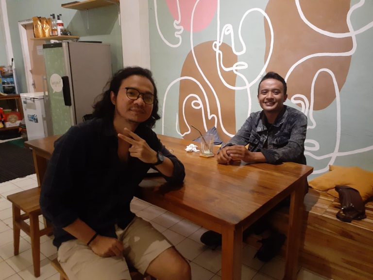 Relawan PlastikDetox sedang melakukan survei pencegahan sampah di anggota PlastikDetox 2023